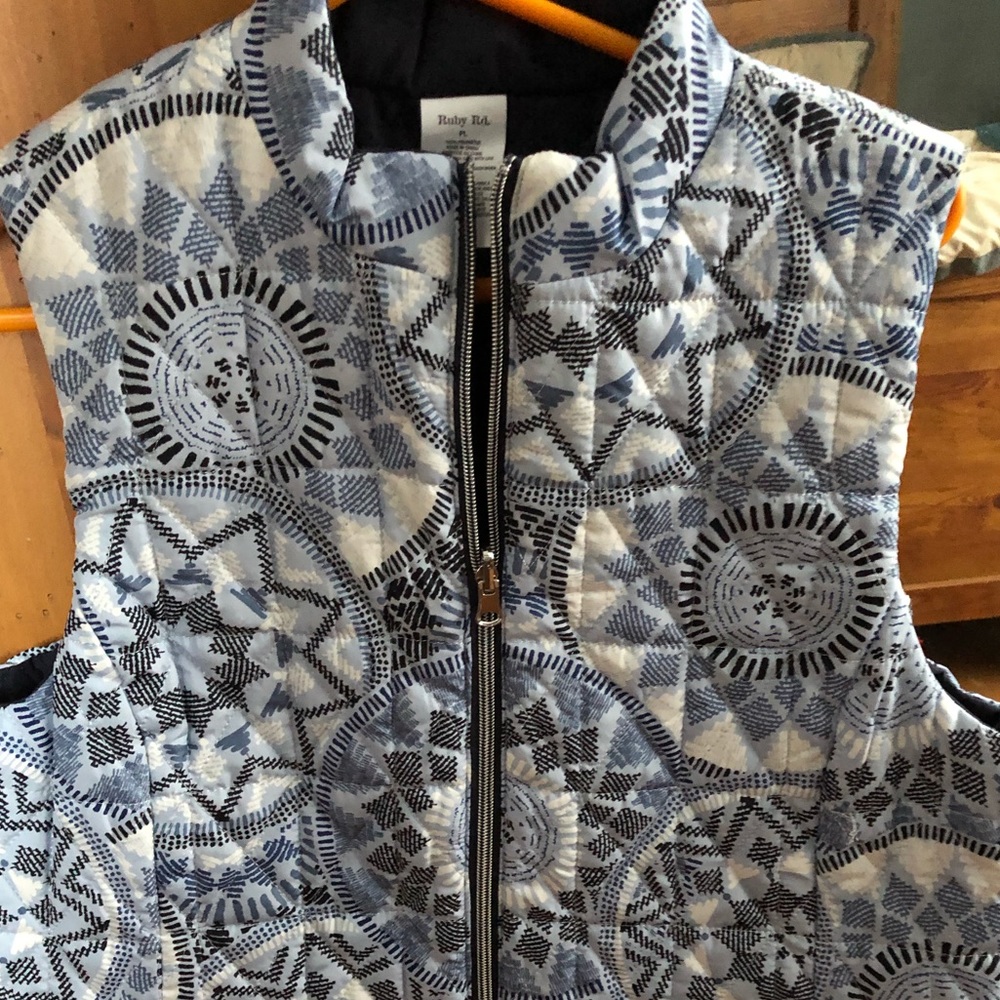 Vest NWT